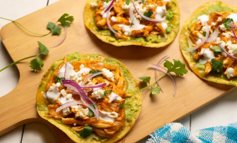 Tostadas de Tinga: A Symphony of Textures